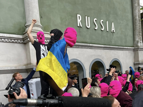 Активістки FEMEN і Pussy Riot влаштували гучну акцію протесту біля павільйону росії на Венеційській бієнале
