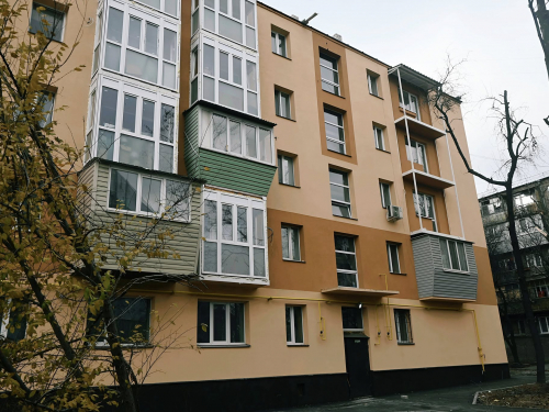 Активно працюють у квартирах та подвір’ї - як просувається відновлення будинку на Скіфській у Запоріжжі (фото)