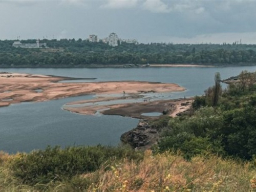 Пішли вбрід та застрягли: у Запоріжжі десятки "туристів" стали заручниками приливу