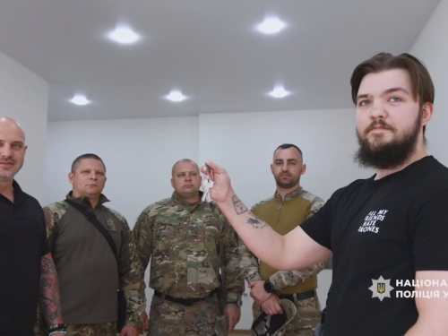 У Запоріжжі бійці стрілецького батальйону поліції зробили ремонт у квартирі колеги, який втратив ноги на фронті