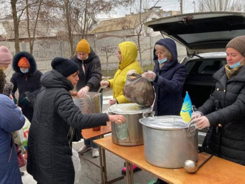 В Бердянске начали работать кухни с горячими обедами - фото
