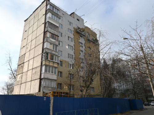 Монтують плити та кладуть стіни - як просувається відбудова багатоповерхівки на вулиці Запорізькій (фото)