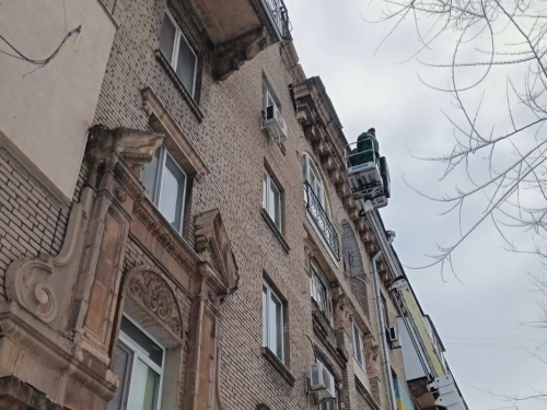 Нависла небезпека: у Запоріжжі з даху будинку ледь не впала велика металева конструкція (фото)