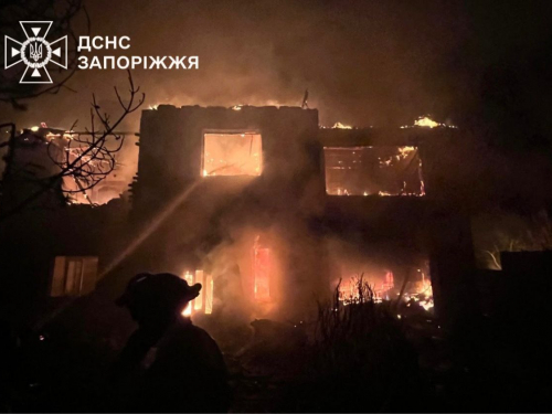 "Прям в будинок влетіло" - у Запоріжжі приватний будинок гасили всю ніч (фото, відео)