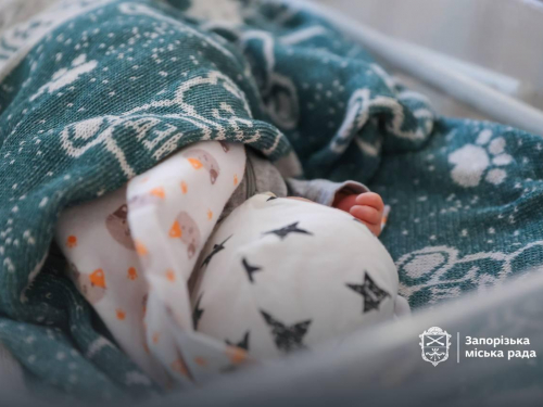Нове життя у День міста - у Запоріжжі привітали родини, чиї діти першими народилися на свято (фото)