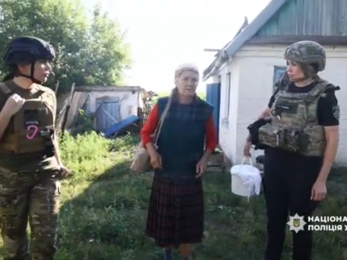 Евакуація пенсіонерки з Комишувахи. Фото: Нацполіція