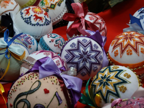 У Запоріжжі створили «музичну» колекцію вишитих кульок - фото