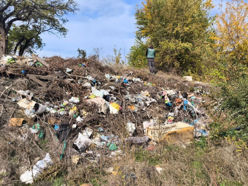Сміття розповзлося по схилу -  у Запоріжжі виявили незаконне звалище (фото)