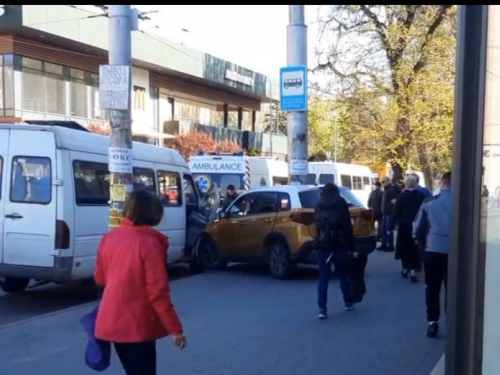 На зупинці в центрі Запоріжжя легковик протаранив маршрутку: відео та подробиці