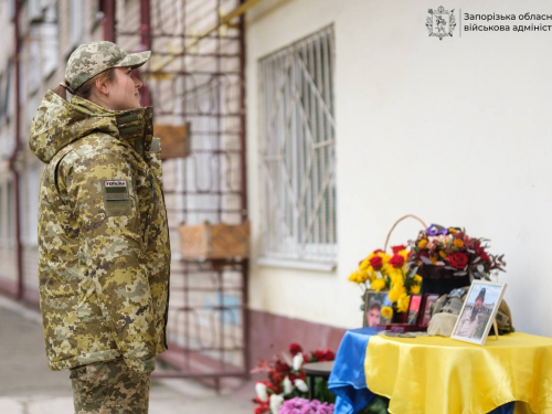Героя пам’ятають — у Запоріжжі відкрили меморіальну дошку на честь загиблого воїна (фото)