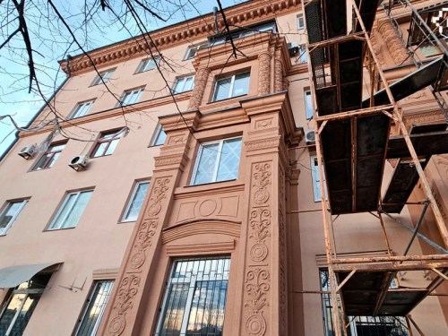 Відновили каркас і частково фасад - в Запоріжжі триває ремонт будинку на проспекті Соборному (відео)