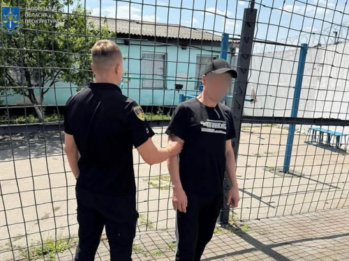 Сидів в ізоляторі і викрав гроші у матері загиблого військового – у Запоріжжі судитимуть чоловіка