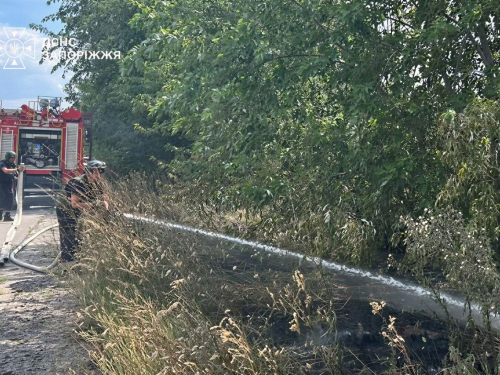 Ворог ударив по запорізьким рятувальникам, коли вони працювали. Фото ГУ ДСНС