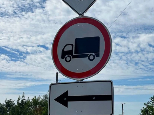 Водії вантажівок масово порушують заборону руху Вантовим мостом у Запоріжжі
