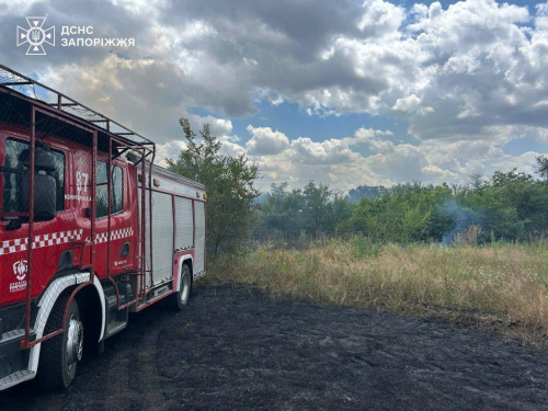 У Запоріжжі російський дрон атакував рятувальників саме тоді, коли вони гасили пожежу після обстрілу.