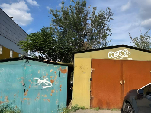 Без примусу та скандалів — у Запоріжжі власники самі демонтували незаконні гаражі та кіоск (фото)