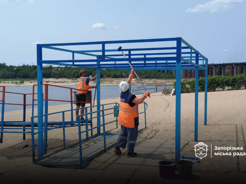 Через обміління Дніпра об'єм робіт зріс вдвічі - у Запоріжжі завершили "генеральне прибирання" пляжів (фото)