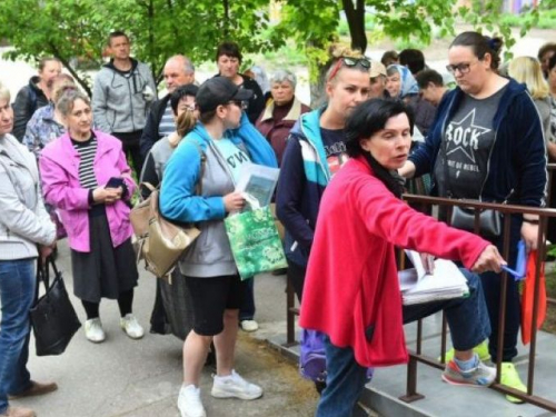 Жителі Запоріжжя та переселенці отримують продуктові ваучери та набори