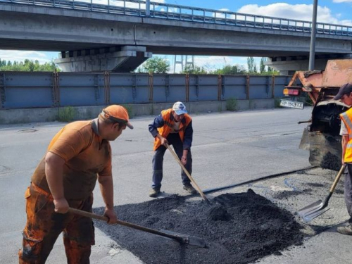 На центральних вулицях Запоріжжя ремонтують дороги - фото