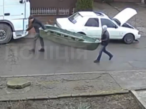 У Запоріжжі двоє чоловіків вкрали човен у сусіда - відео