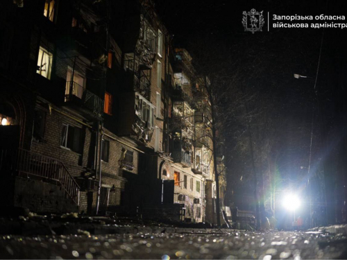 Пошкоджена багатоповерхівка внаслідок удару безпілотниками 23 лютого