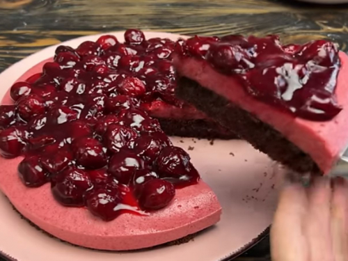 Шоколадний пісний торт з вишнями за рецептом Лізи Глинської, скріншот з відео