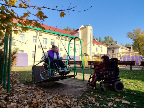 Історична будівля, бордюри та гойдалка для колісного крісла - як у Запоріжжі знімали новий випуск проєкту про інклюзивність