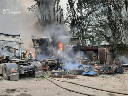 Горіли діжки та вантажівки - в одному з районів Запоріжжя рятувальники приборкали масштабну пожежу (фото, відео)