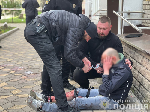Погрожував продавчиням ножем – у Запоріжжі затримали раніше судимого чоловіка