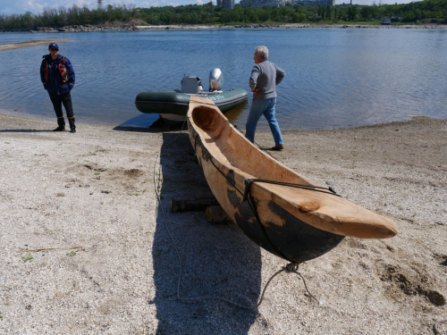 Пройшов перше випробовування – у Запоріжжі спустили на воду копію старовинного човна-довбанки (фото)