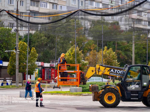 : У Запоріжжі встановлюють антидронові сітки на вулиці Чумаченка, фото: ЗОВА