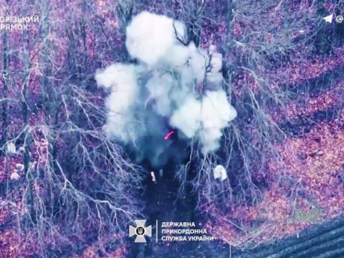 На Запорізькому напрямку прикордонники знищили бронетранспортер окупантів – відео