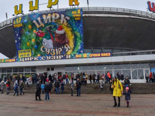 У Запорізькому цирку звірі демонструють небезпечні і забавні трюки