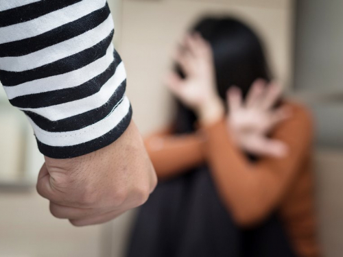 Душив та вимагав гроші — в Запоріжжі п’яний чоловік напав на жінку у квартирі (фото)