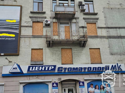 Роками муляли очі - з будинку в центрі Запоріжжя прибрали величезні рекламні конструкції (фото)