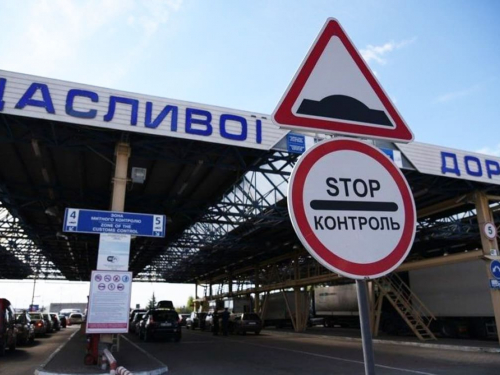 На кордоні у 45-річної запоріжанки знайшли каблучки, кулони, сережки, статуетки та лорнет.