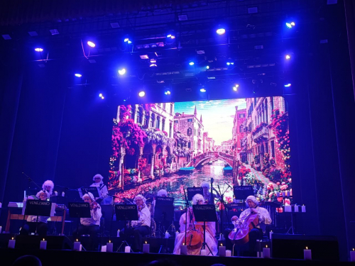Свічки, перуки і рок-ритми: філармонія подарувала запоріжцям магію музики та венеційських образів (фото)