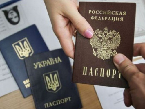 До окупованого міста Запорізької області росіяни звозять людей автобусами на примусову паспортизацію