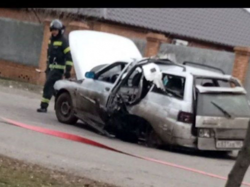 У Бердянську біля школи підірвали автомобіль