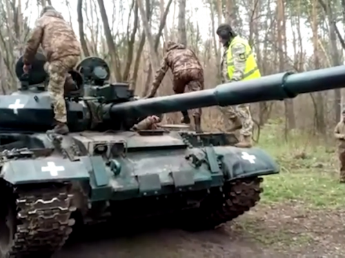 Запорізькі тероборонці відпрацьовують бойові навички на захопленому російському танку - відео