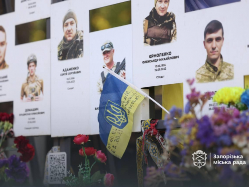 У Запоріжжі в День Незалежності України для Запоріжжя почалася з вшанування Захисників і Захисниць, які поклали життя за свободу держави