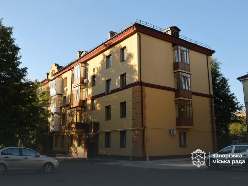 У Запоріжжі  на вулиці Сталеварів відновили будинок, зруйнований ворожим ударом у 2022 році