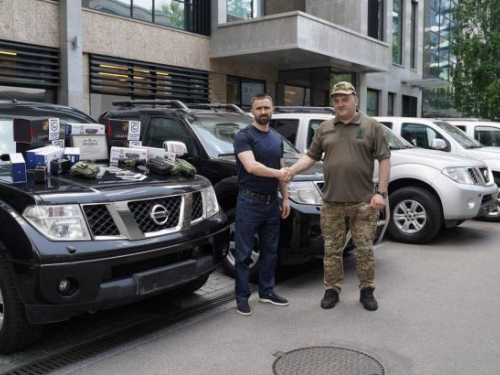 Прикордонники отримали від "Сталевого фронту" оптики та авто на 5 мільйонів гривень