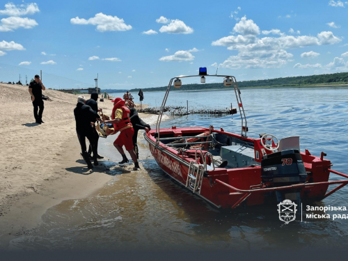 На пляжі у Запоріжжі врятувала трьох 18-річних юнаків, один з яких почав тонути