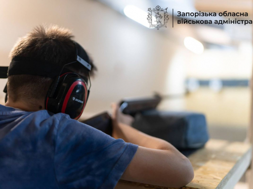 У Запоріжжі майстри спорту безкоштовно тренують колишніх військових та їхні родини у сучасному тирі - фото