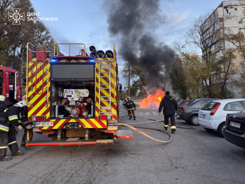 На одній з вулиць Запоріжжя загорівся автомобіль - фото, відео