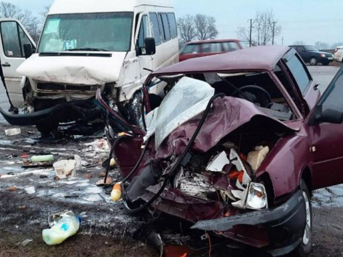 На трассе в Запорожской области микроавтобус врезался в легковушку - погибла женщина