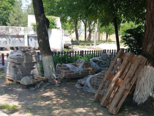 Влаштували безлад у дворі - в центрі Запоріжжя проводили будівельні роботи без дозволу (фото)