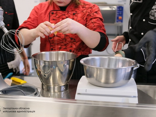Смачні обіди щодня - як у Запоріжжі майбутні кухарі готують для школярів (фото)