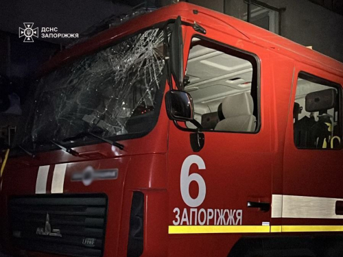 Атакували вдруге — у Запоріжжі росіяни поранили рятувальника під час ліквідації наслідків обстрілу (фото)